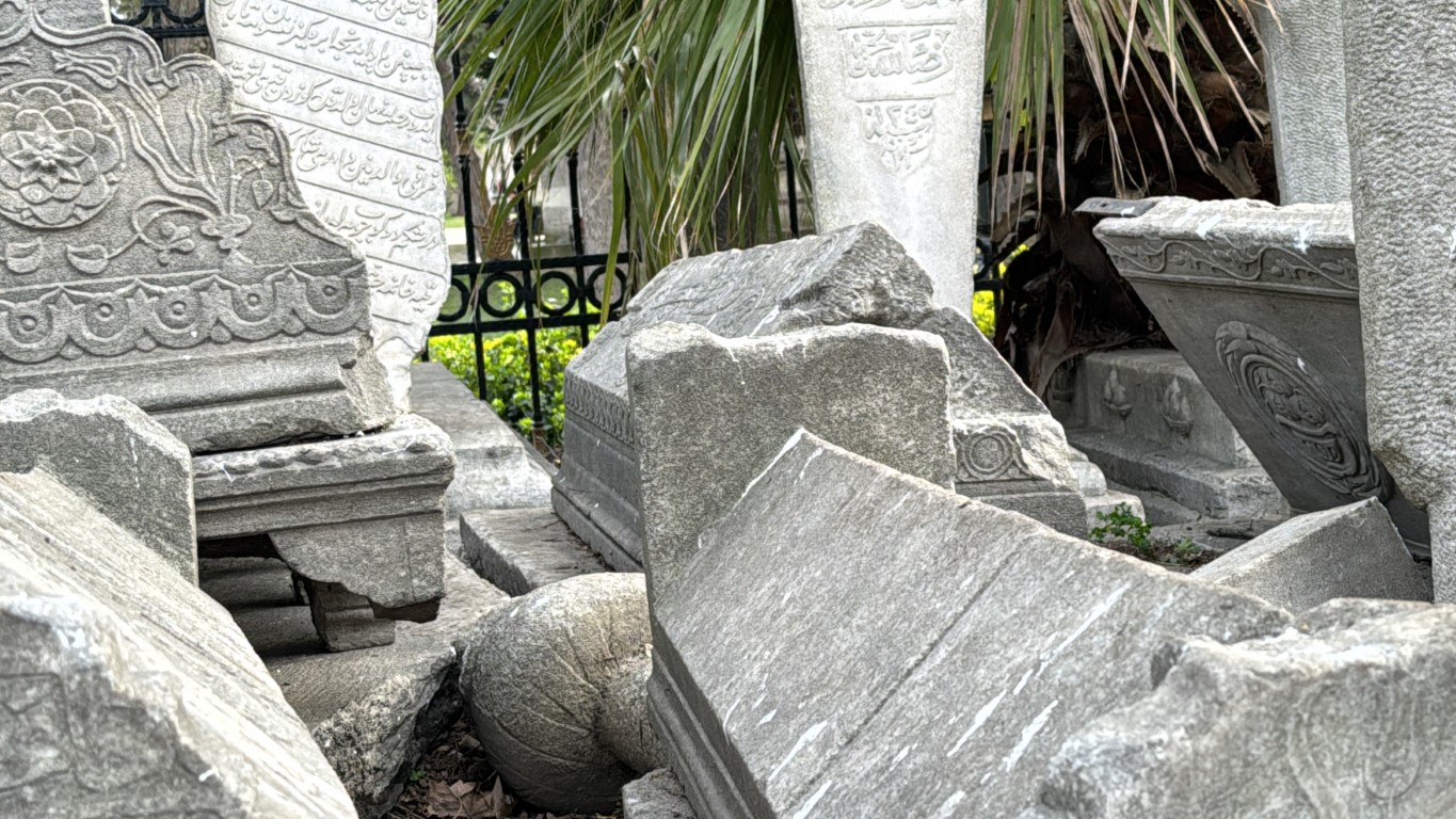 İBB protestocuları ecdat yadigarı Şehzade Camii’ni tahrip etti