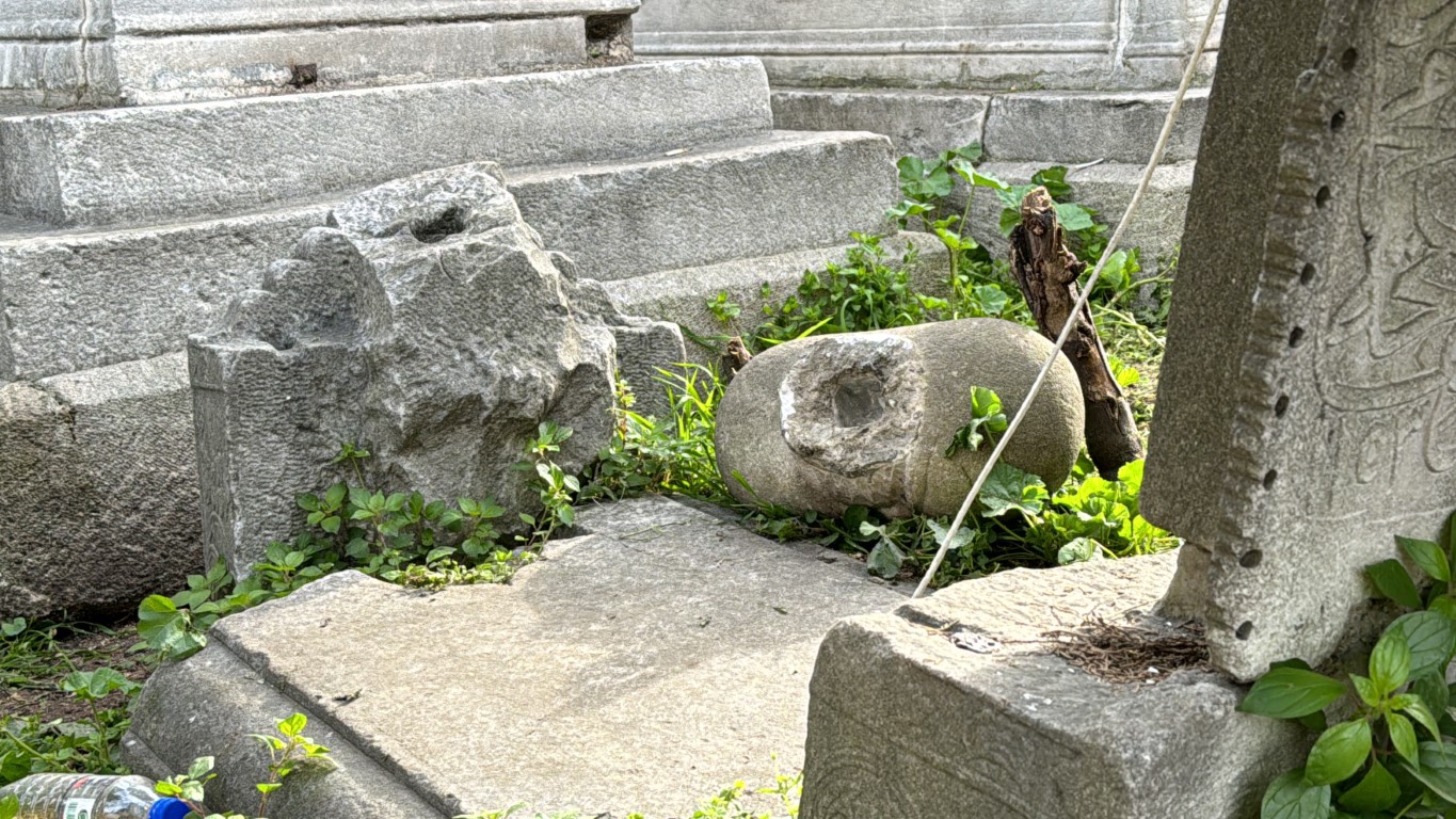 İBB protestocuları ecdat yadigarı Şehzadebaşı Camii'ni tahrip etti
