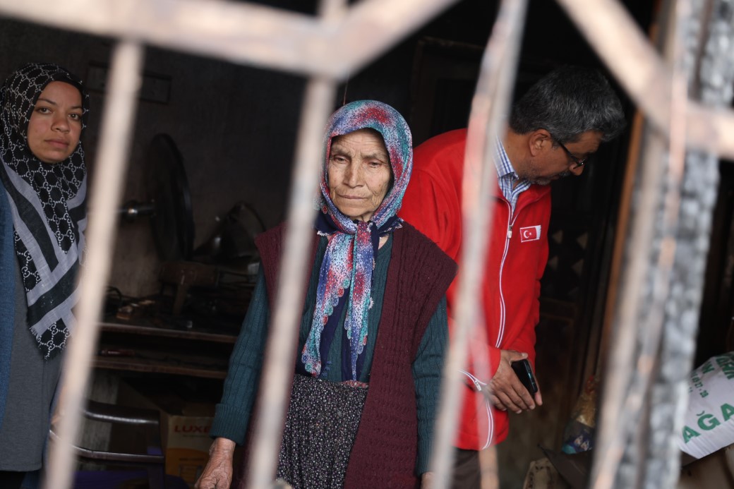 Acı hayat: Tarım işçisi annenin evi kül oldu, oğluna aldığı çeyizler de yandı