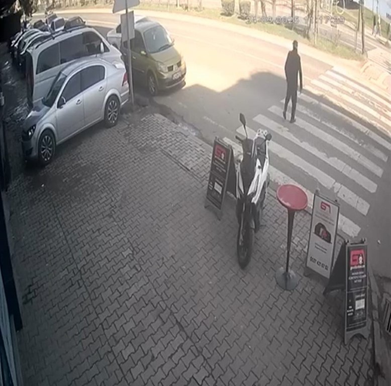 Yaya geçidinde otomobilin çarptığı yaşlı adam ağır yaralandı: Kaza anı kamerada