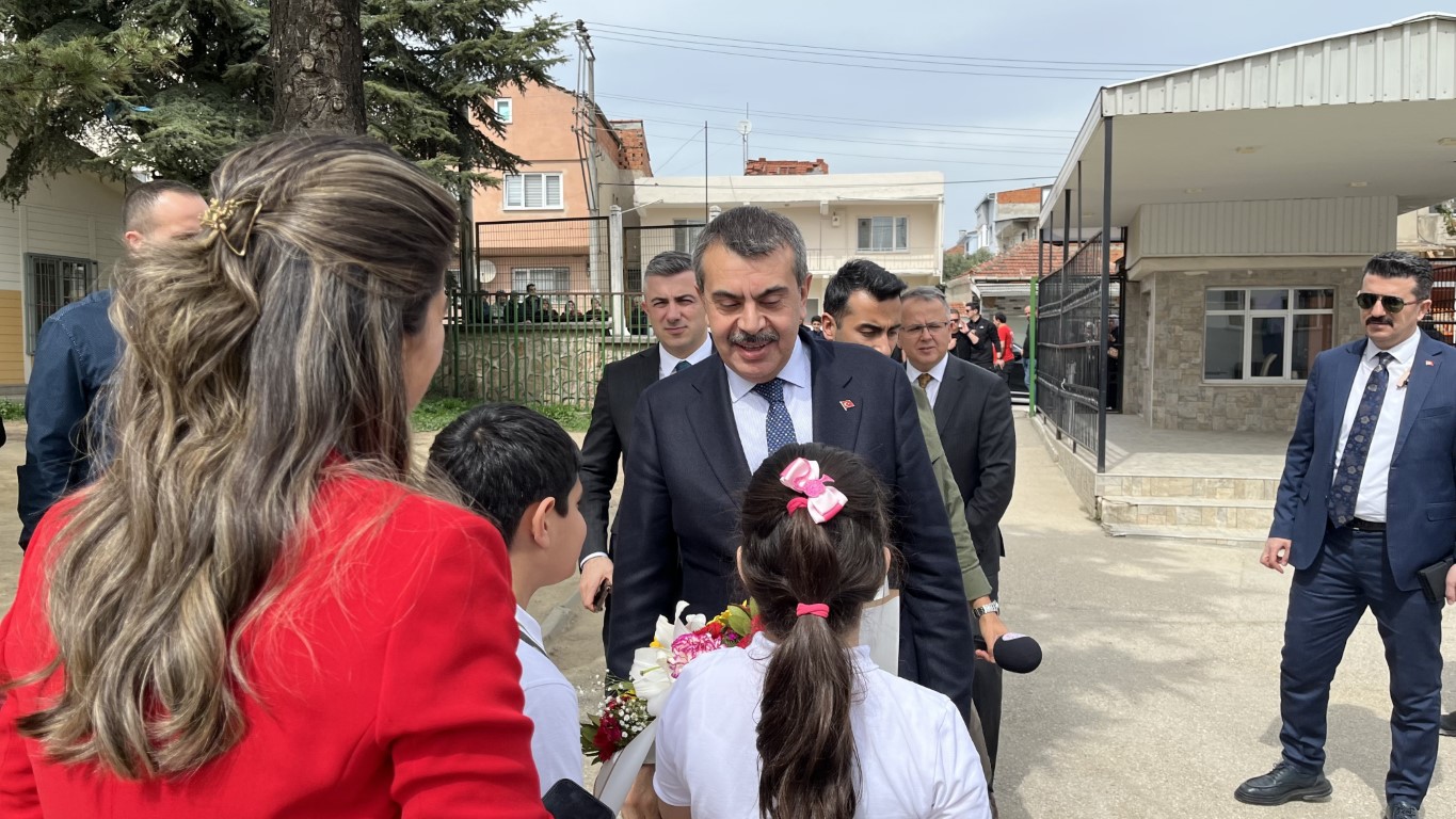 Seçim vaadinde bulunmuştu, Milli Eğitim Bakanı’nı sınıfına getirdi