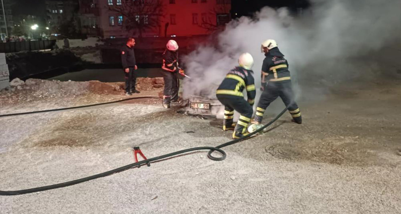 Şanlıurfa’da seyir halindeki otomobil alev alev yandı