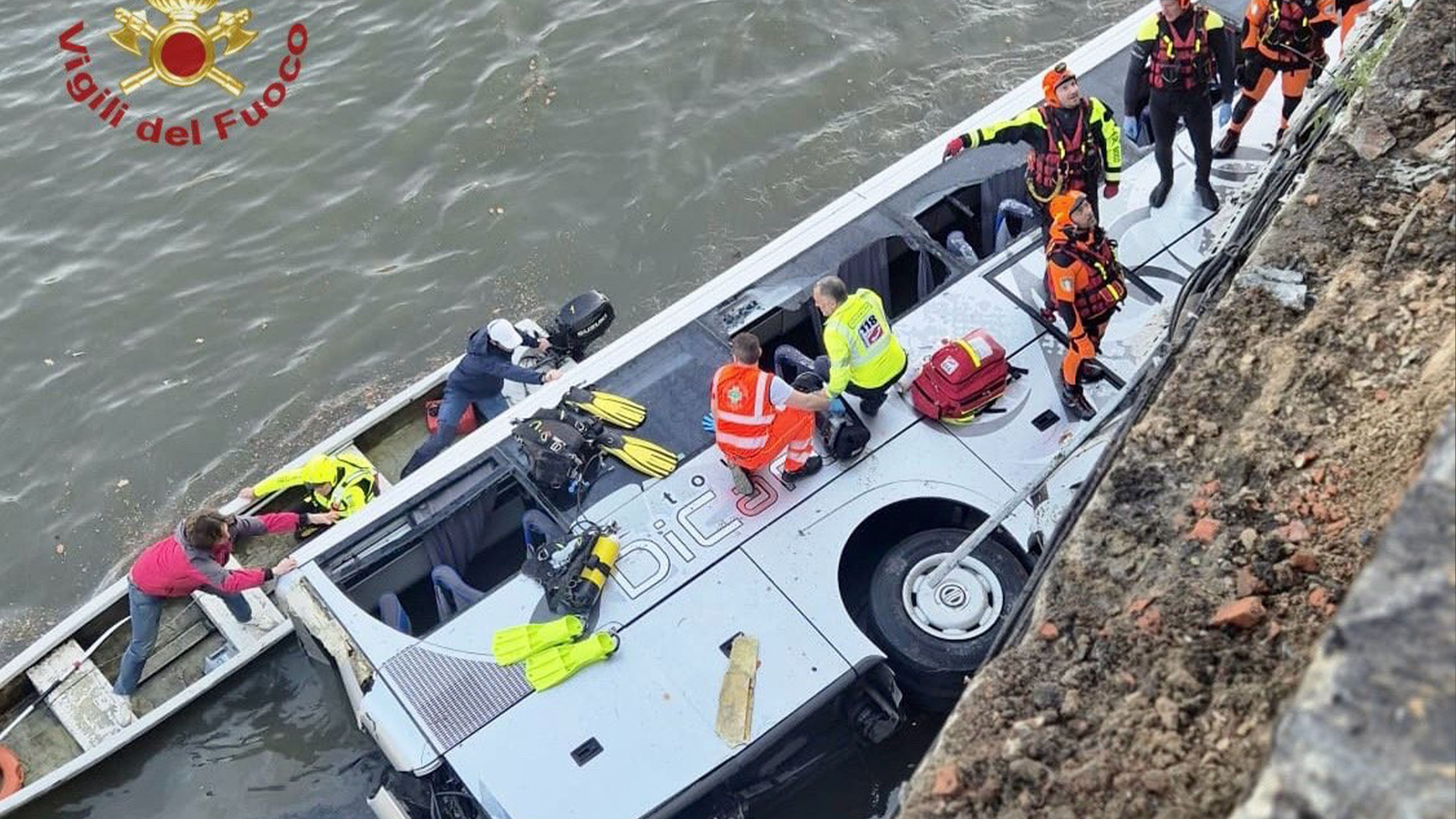 İtalya'da geri manevra yapan otobüs nehre düştü: 1 ölü