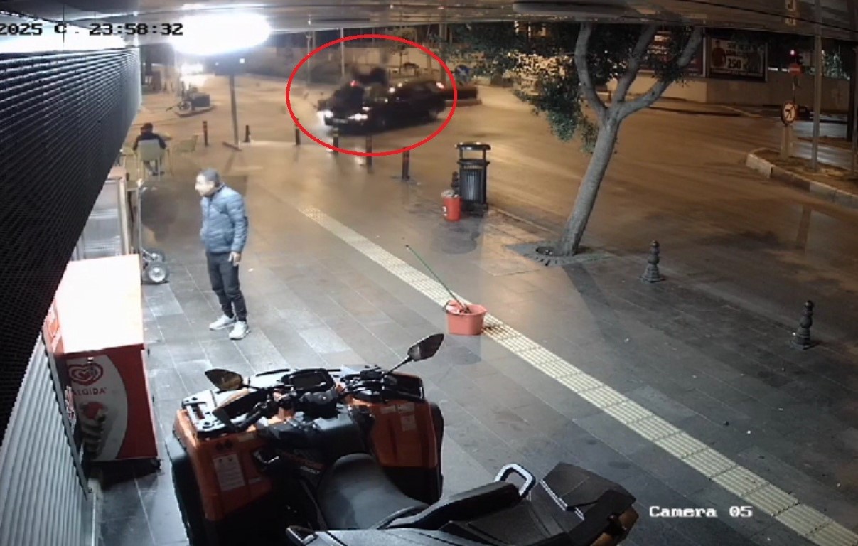 Otomobille çarpışan motosikletteki 2 kişi havaya uçup metrelerce sürüklendi