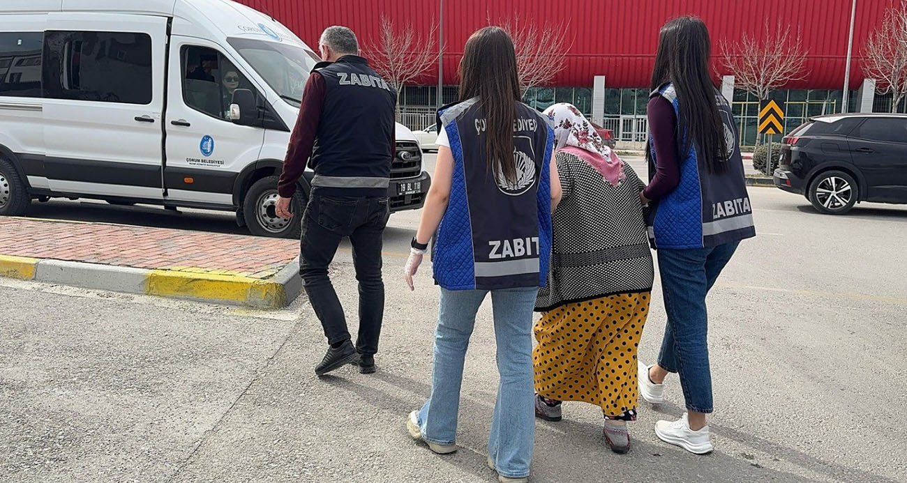 Zabıta dilenci kovalamacası kamerada: Paralar çoraplardan çıktı