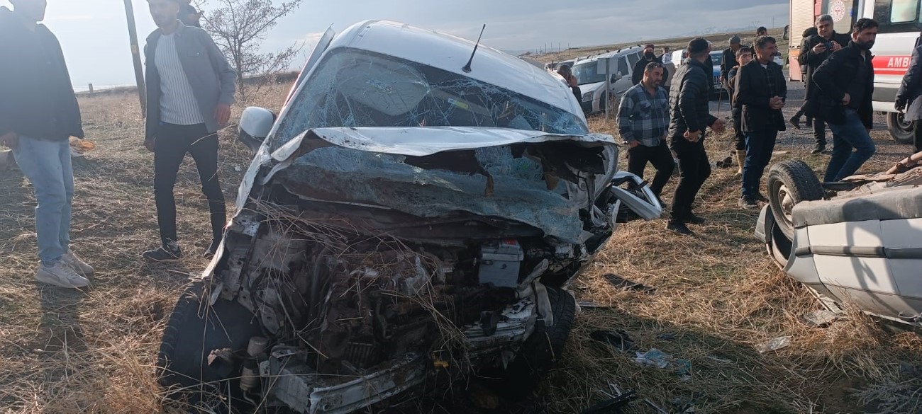 Van’da taziyeden dönen doktor trafik kazasında yaralandı