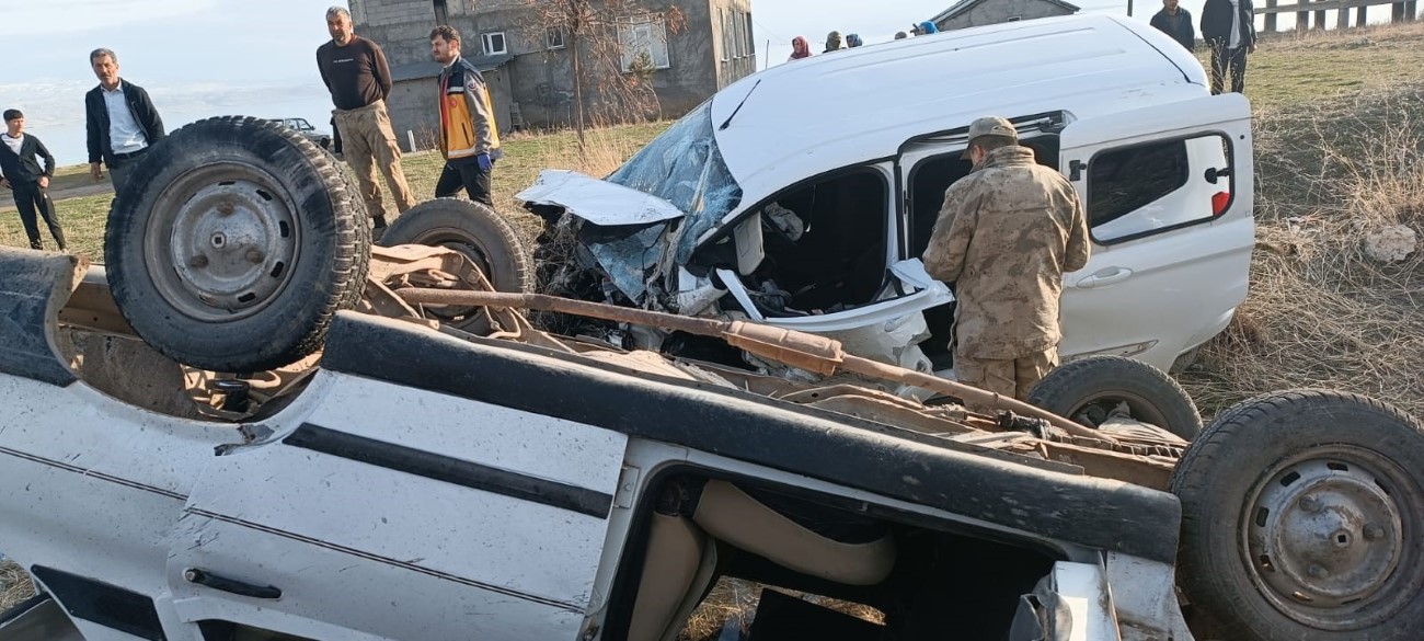 Van’da taziyeden dönen doktor trafik kazasında yaralandı