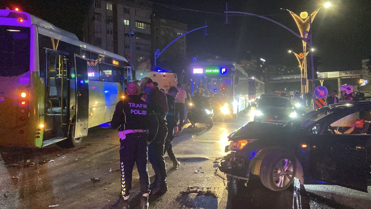 Otomobil, özel halk otobüsüne çarptı: 3 yaralı