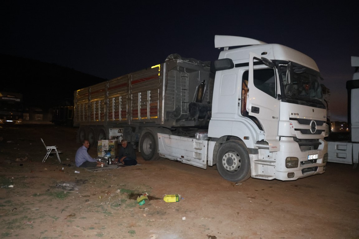 Tır şoförlerinin sandık başında iftar sofrası