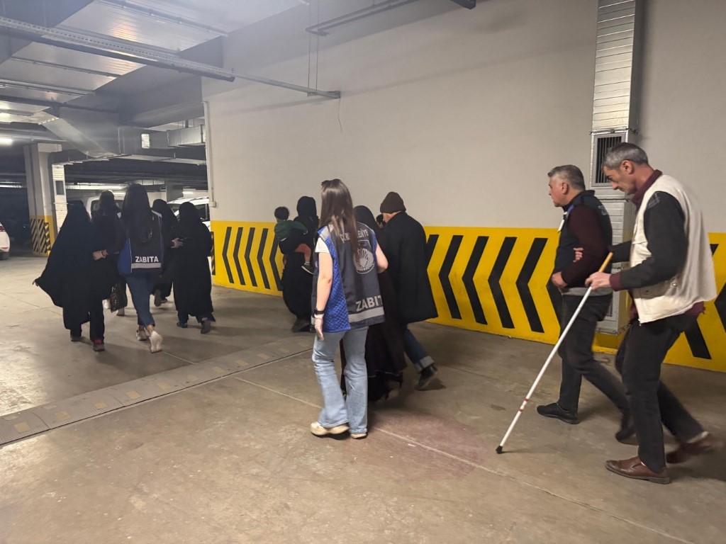 Zabıta dilenci kovalamacası kamerada: Paralar çoraplardan çıktı