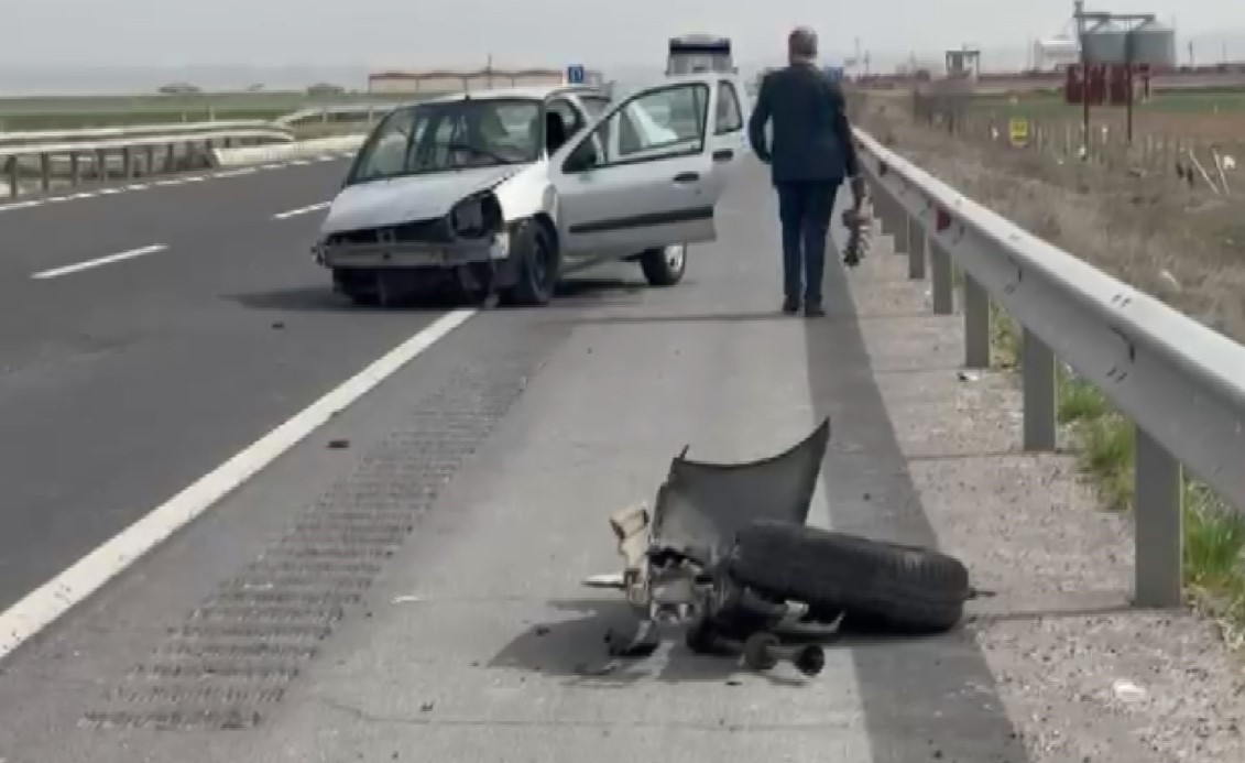 Aksaray’da çarpışan otomobillerden birinin tekeri koptu: 3 yaralı
