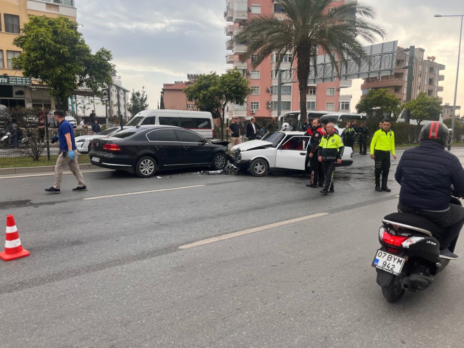 Polisin ’dur’ ihtarına uymayan sürücü ortalığı savaş alanına çevirdi