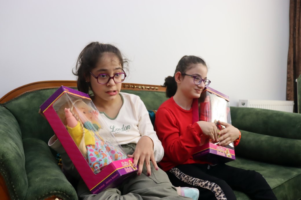 Cumhurbaşkanı Erdoğan’ın akülü tekerlekli sandalye hediye ettiği engelli kızlar bayrama mutlu girdi