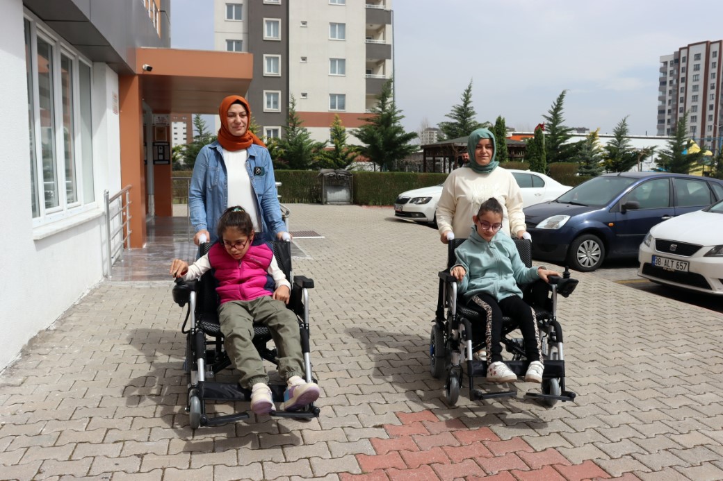 Cumhurbaşkanı Erdoğan’ın akülü tekerlekli sandalye hediye ettiği engelli kızlar bayrama mutlu girdi