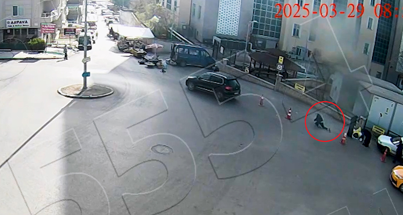 Yürekleri ağza getiren kaza kamerada: El freni çekilmeyen otomobil, faciaya yol açıyordu