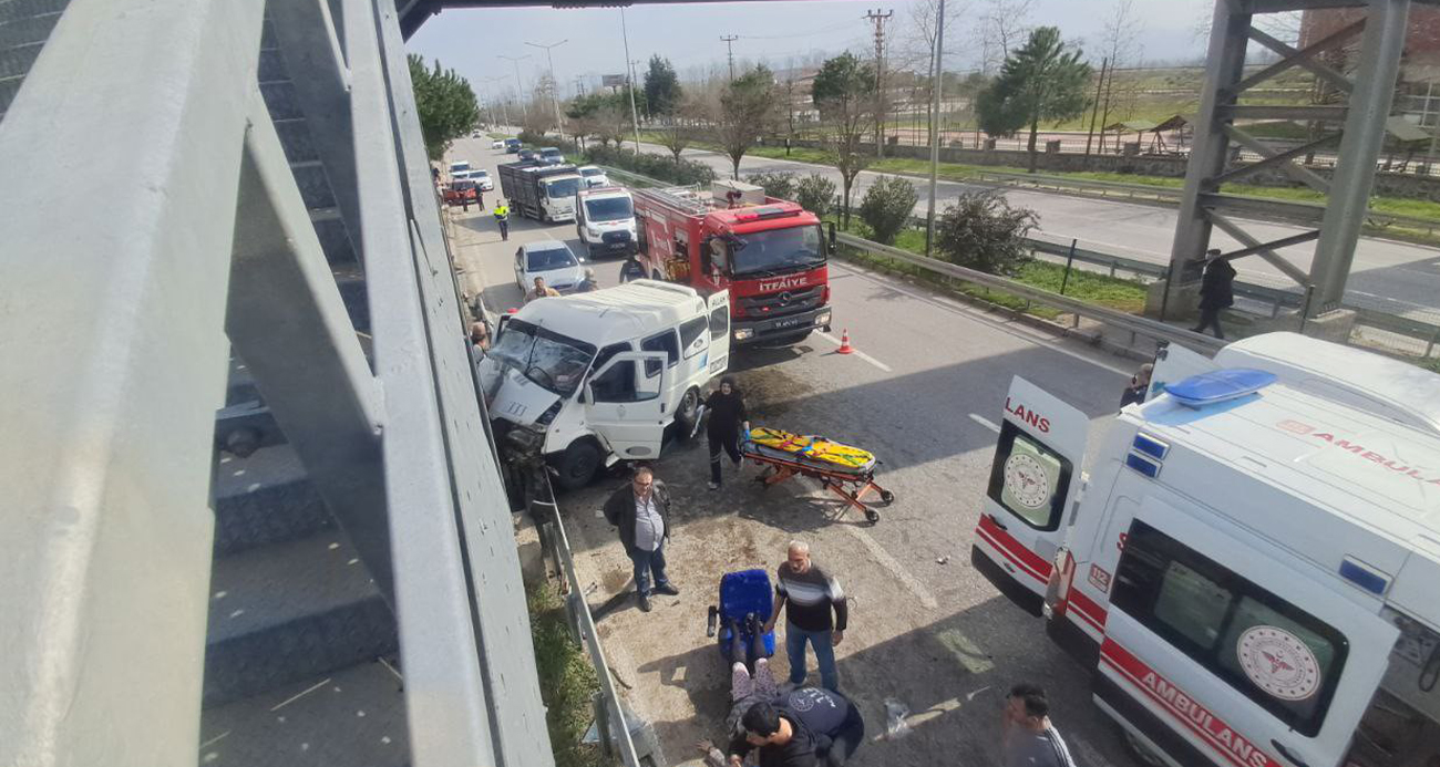 Samsun’da minibüs üst geçidin direğine çarptı: 7 yaralı