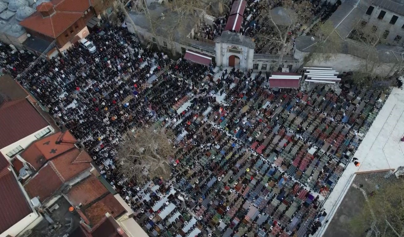 Eyüpsultan Camii’nde bayram namazı havadan görüntülendi