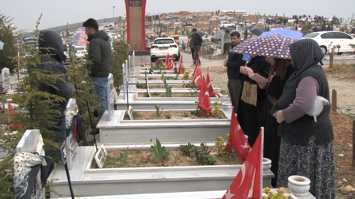 Malatya’da mezarlıkta hüzünlü bayram