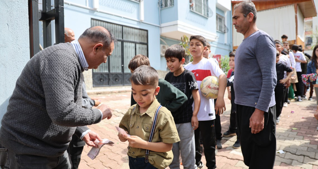 Yaşlı çift 20 yıldır her bayram çocukları sevindiriyor