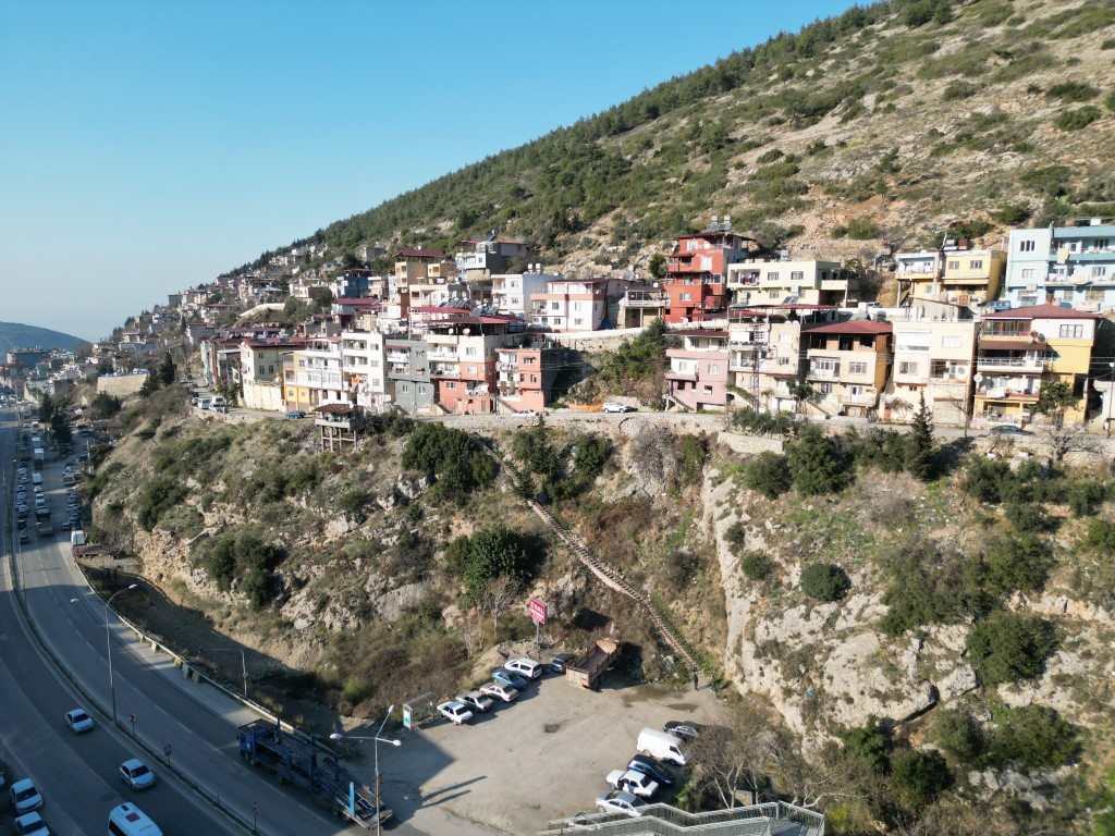 107 basamaklı merdivenden dinlene dinlene evlerine ulaşıyorlar