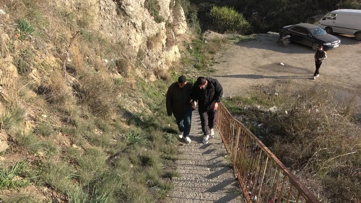 107 basamaklı merdivenden dinlene dinlene evlerine ulaşıyorlar