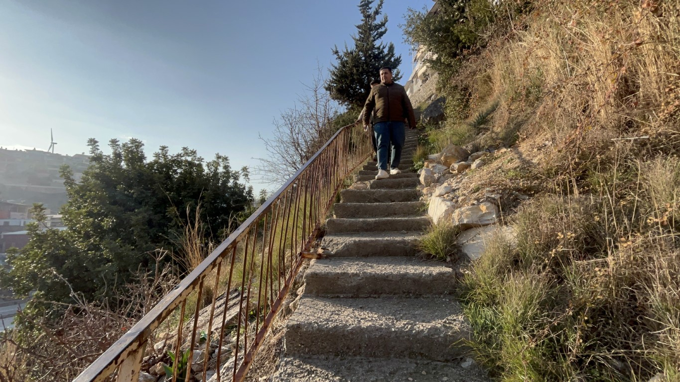 107 basamaklı merdivenden dinlene dinlene evlerine ulaşıyorlar