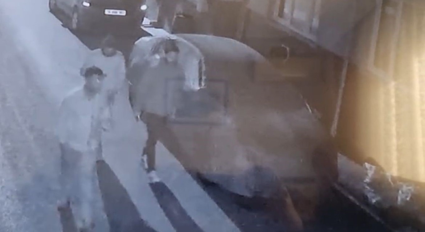 Eve yürüyerek gitmeye üşendi, araç çaldı yakıtı bitti, başka araç çalıp kaza yaptı