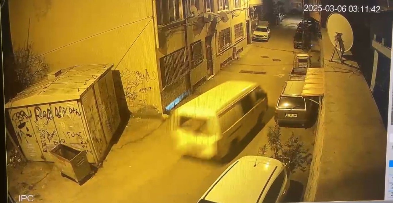 Eve yürüyerek gitmeye üşendi, araç çaldı yakıtı bitti, başka araç çalıp kaza yaptı