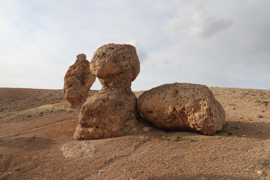 Bozkırın ortasındaki devasa kayalar köylünün merak konusu oldu