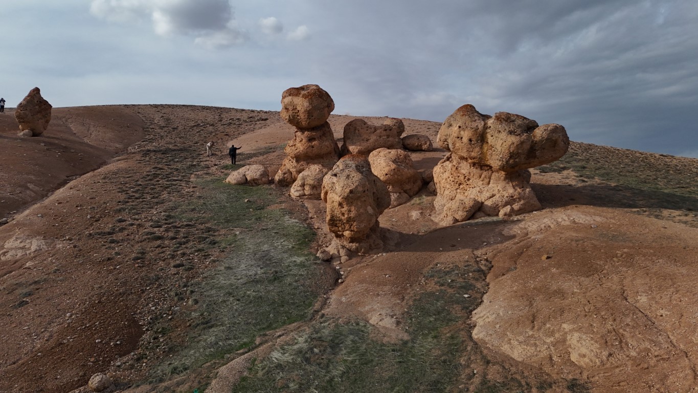 Bozkırın ortasındaki devasa kayalar köylünün merak konusu oldu