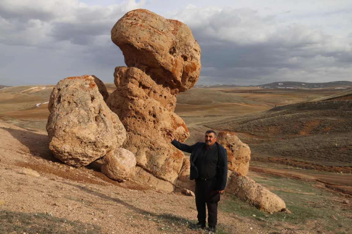 Bozkırın ortasındaki devasa kayalar köylünün merak konusu oldu