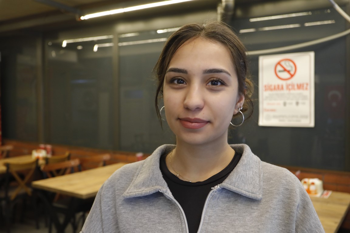 Lüks otomobiliyle 1 araç ve 6 motosikleti hurdaya çevirdi, rahat tavırları ile dikkat çekti