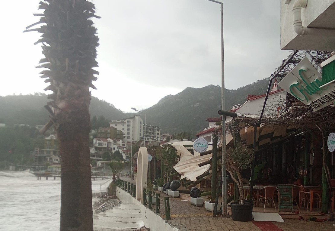 Marmaris’te fırtına etkili oldu: Tekneler kıyıya vurdu, çatılar çöktü
