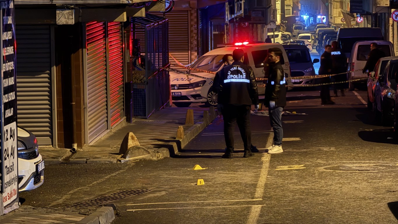 Bağcılar’da kimlik kontrolündeki şahıslar bekçilere ateş açtı: 1 bekçi ağır yaralı