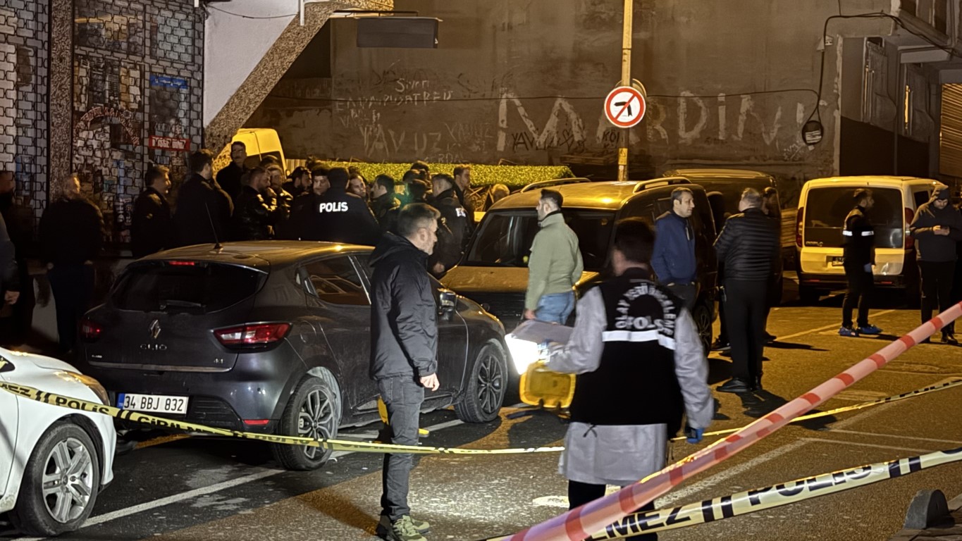 Bağcılar’da kimlik kontrolündeki şahıslar bekçilere ateş açtı: 1 bekçi ağır yaralı