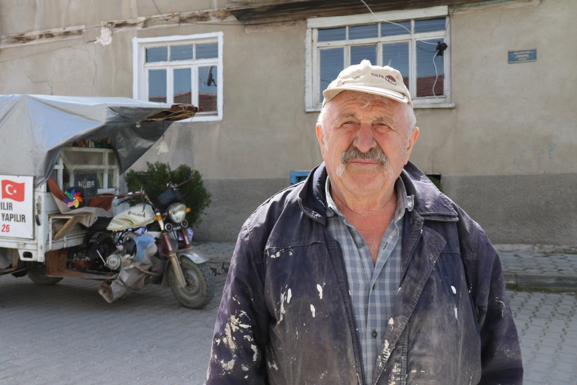 Evden atılan yaşlı adamın yüzü İHA’nın haberinden sonra güldü