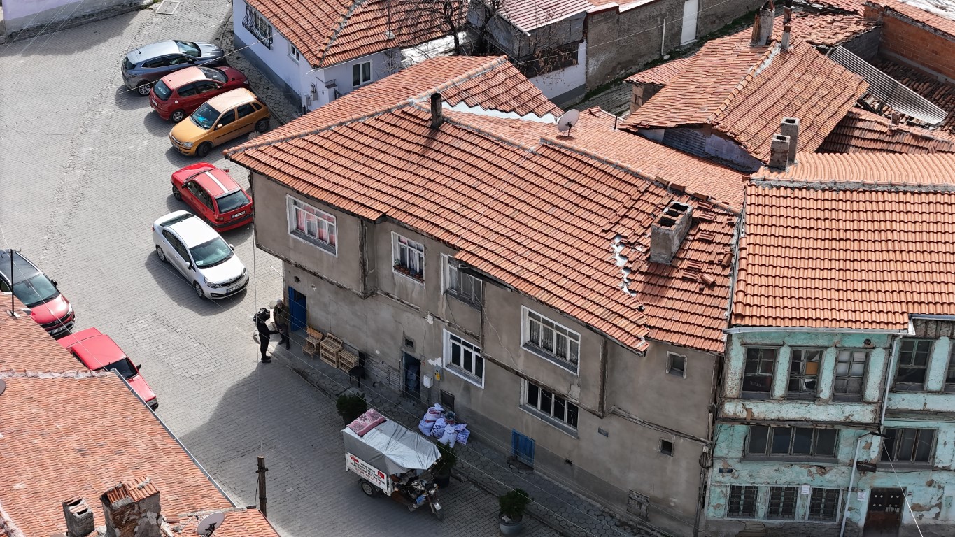 Evden atılan yaşlı adamın yüzü İHA’nın haberinden sonra güldü