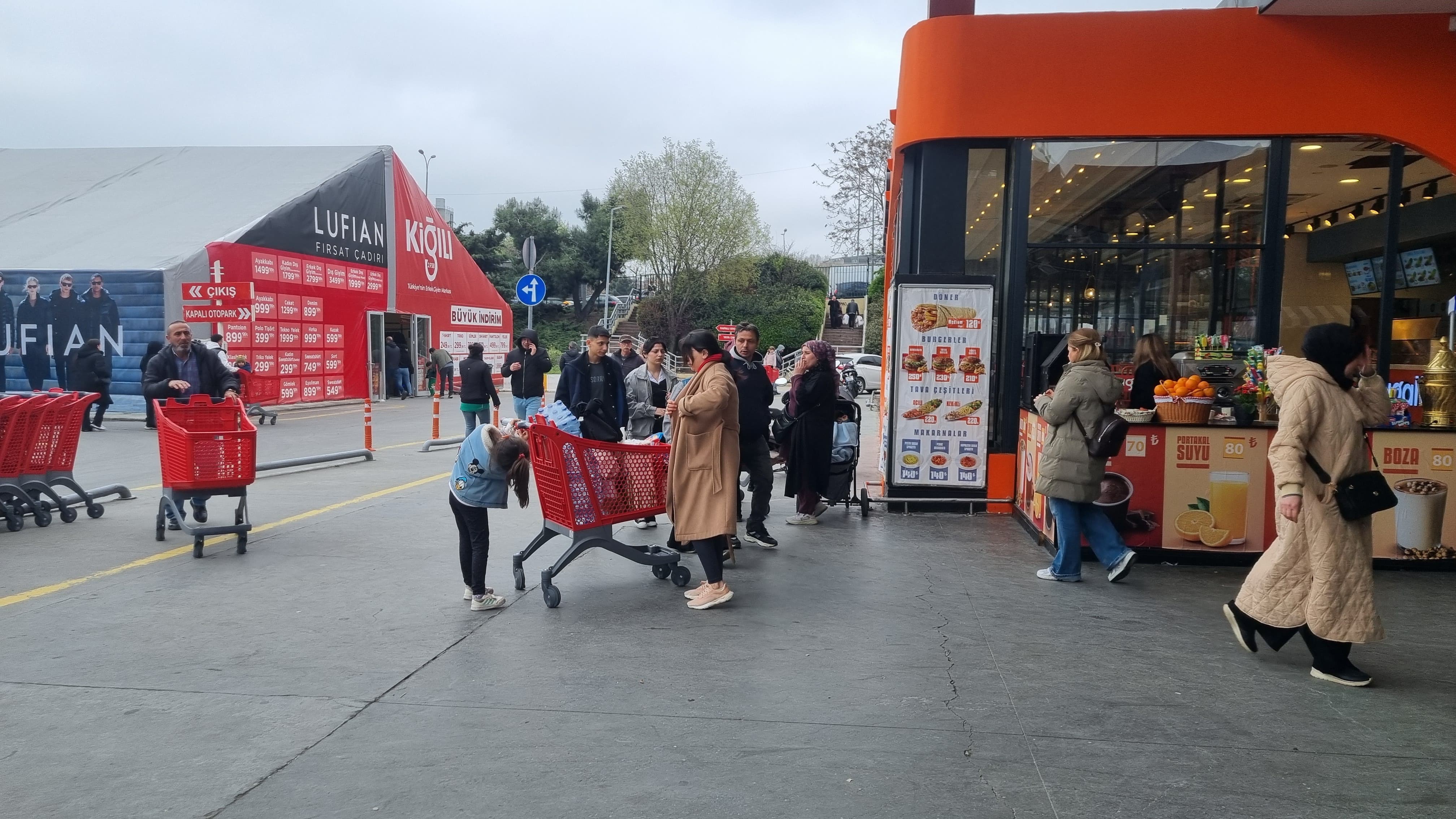 Boykot çağrısı karşılık bulmadı: AVM ve restoranlarda yoğunluk dikkat çekti