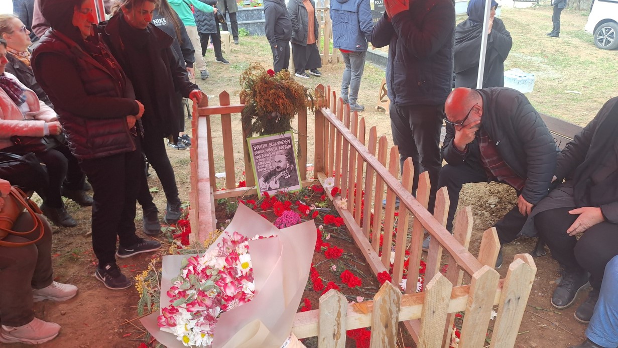 Ünlü sanatçı Volkan Konak’ı sevenleri yalnız bırakmıyor