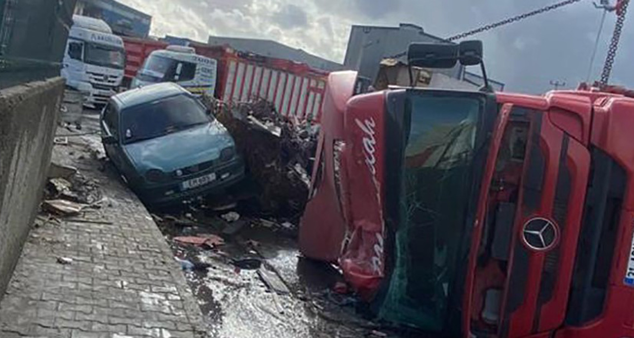 Virajı alamayan tır park halindeki araçların üstüne devrildi