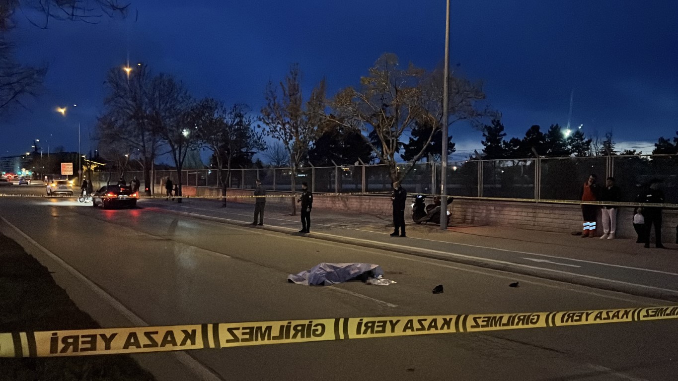 Otomobilin yayaya çarptığı feci kaza kamerada