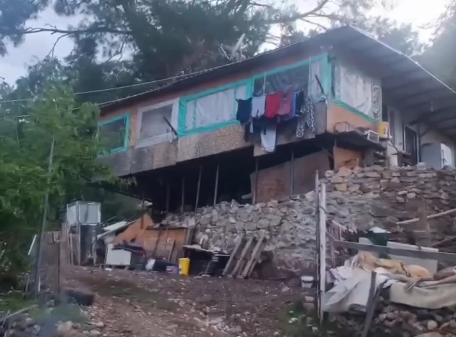 2 yıldır aranan firarı yatak odasının altına kazdığı tünelde yakalandı