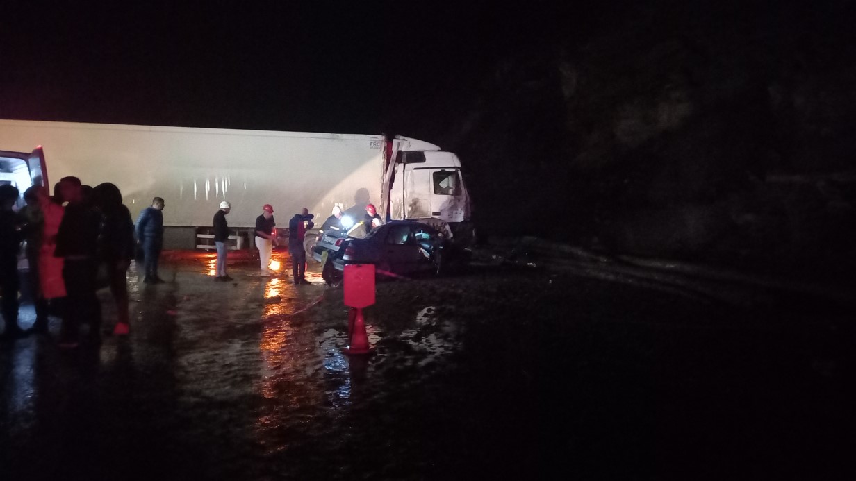 Kütahya’da tır, otomobilin üzerine devrildi: 1 ölü, 1 yaralı
