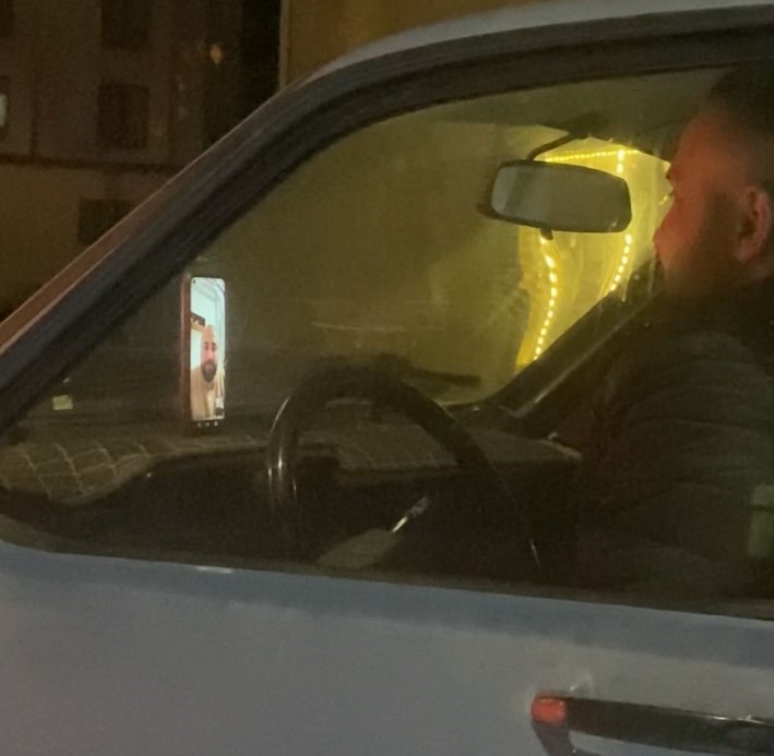 Seyir halinde görüntülü sohbet etti, direksiyonu bırakıp düşen telefonu kaldırdı... O anlar kamerada