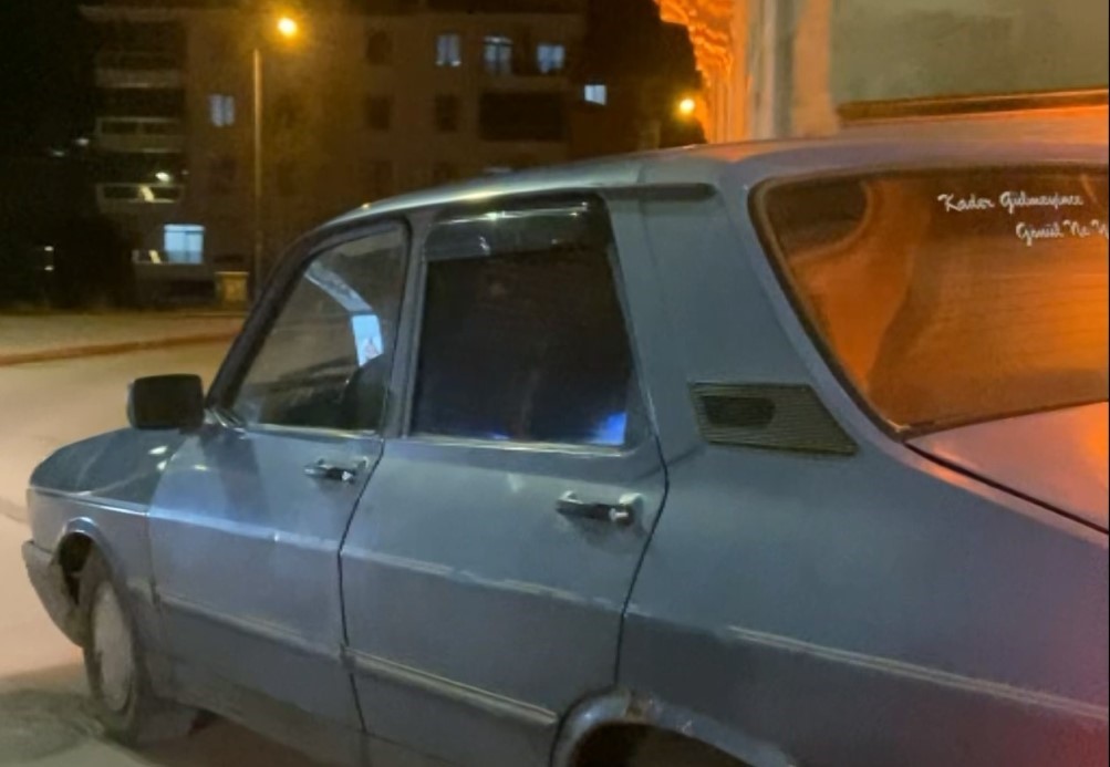 Seyir halinde görüntülü sohbet etti, direksiyonu bırakıp düşen telefonu kaldırdı... O anlar kamerada