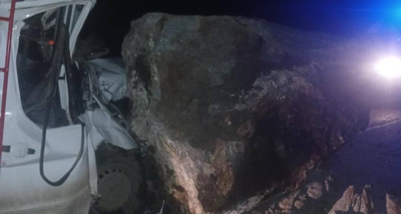 Dev kaya yoldan geçen araçların üzerine düştü