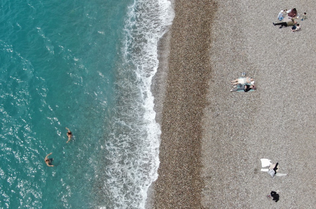 Bayram tatilinin son gününde Konyaaltı Sahili’ne akın ettiler