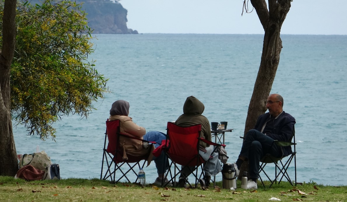 Bayram tatilinin son gününde Konyaaltı Sahili’ne akın ettiler