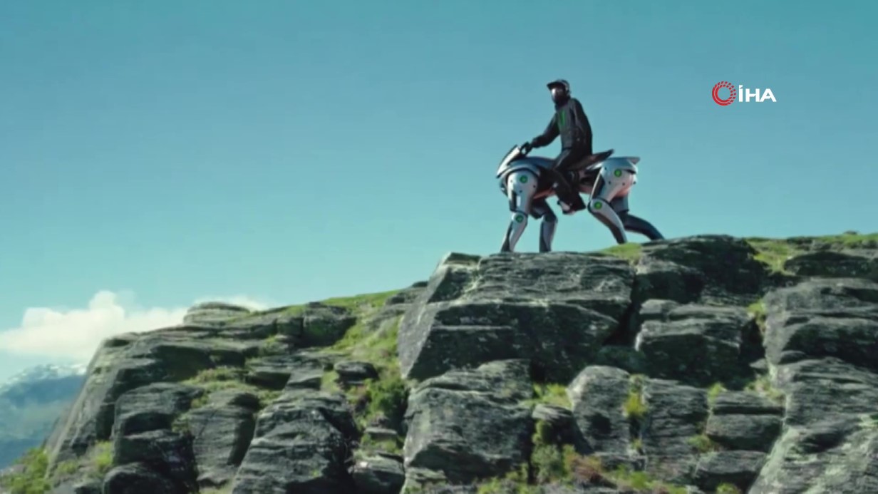 Japon teknoloji devi Kawasaki'den insan taşıyabilen robot köpek