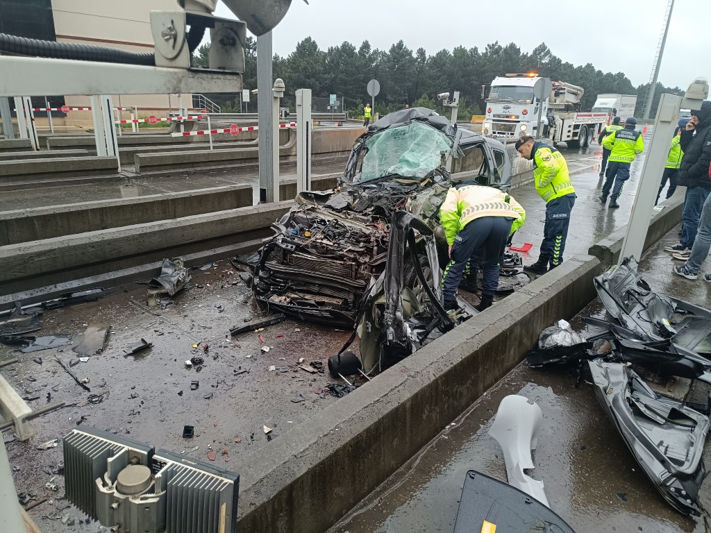 Kuzey Marmara Otoyolu Gişeler’de araç tırın altına girdi: 1 ölü